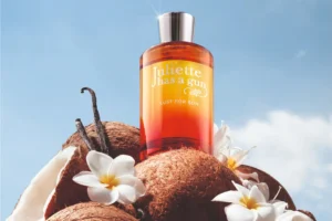 Flacon de parfum notes Monoï et noix de coco face à son dupe abordable et longue tenue pour l'été