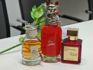 Baccarat Rouge 540 Extrait de Parfum comparé à une formulation premium avec des notes d'Ambroxan et d'Éthyl Maltol
