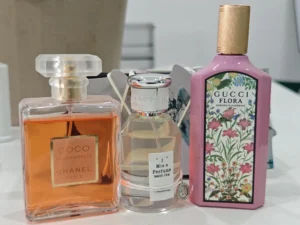 Différence de prix et de packaging entre une grande marque de parfum chypré floral et un dupe de qualité supérieure.