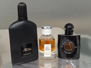 Analyse olfactive en laboratoire comparant l'eau de parfum de créateur et un équivalent concentré formulé avec des notes de truffe et de patchouli.