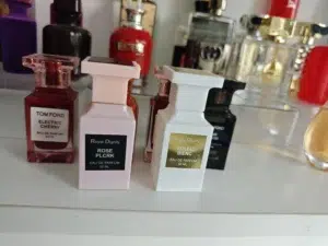 Test de couleur du jus et de concentration entre un parfum de créateur et une alternative abordable de haute qualité.
