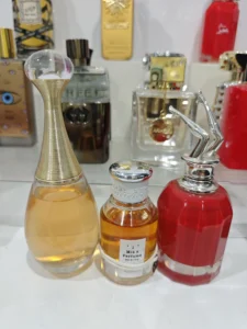 Analyse des notes florales : pyramide olfactive d'un équivalent du parfum J'adore de Dior à côté de son inspiration originale.
