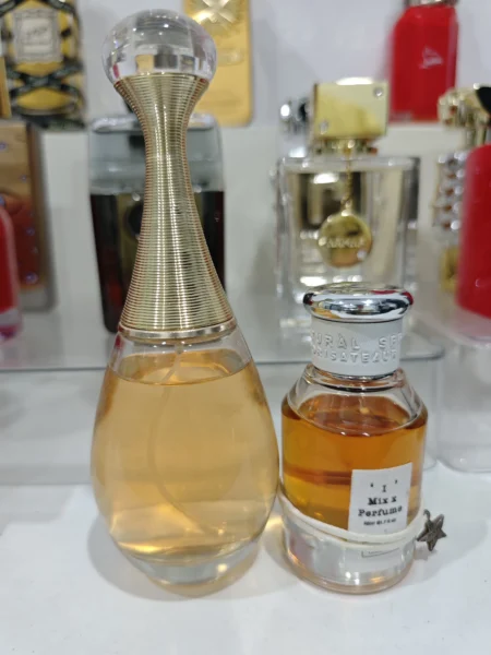 Comment Choisir le Meilleur Dupe J'adore Dior en 2026 : Le Guide Ultime de l'Expert 2 Comparaison visuelle entre un flacon de parfum de luxe classique et une alternative abordable de haute qualité formulée en laboratoire.