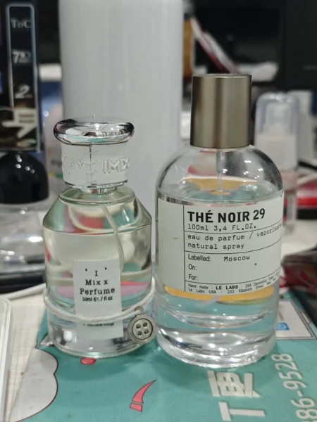 Comment trouver le meilleur parfum inspiré par dupe Le Labo : Le guide ultime d'un expert en formulation 3 Comparaison visuelle entre un parfum de niche boisé coûteux et une alternative abordable de haute qualité équivalente à Santal 33.