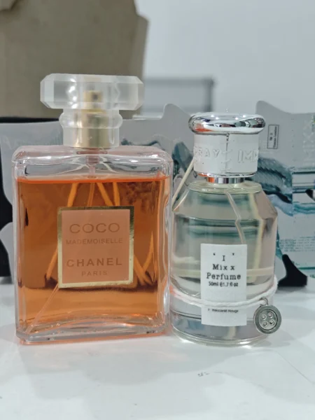 Comment choisir le meilleur dupe de Coco Mademoiselle : Le guide d'un expert en parfumerie 4 Comparatif visuel entre le flacon du parfum de luxe Coco Mademoiselle et une alternative équivalente haute concentration.