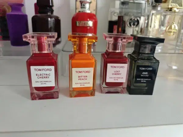 Comparaison visuelle entre le flacon de luxe Tom Ford Tobacco Vanille et une alternative concentrée fabriquée en laboratoire.