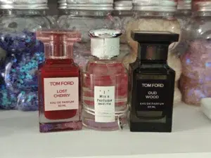 Test de concentration et comparaison des ingrédients entre un parfum de luxe et un extrait de parfum intense type Oud