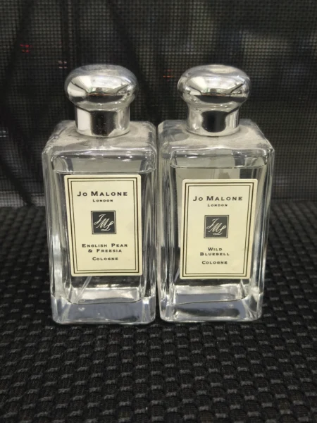 Comparatif visuel entre le parfum de luxe original en Cologne et une alternative Eau de Parfum longue tenue aux notes de jacinthe des bois.