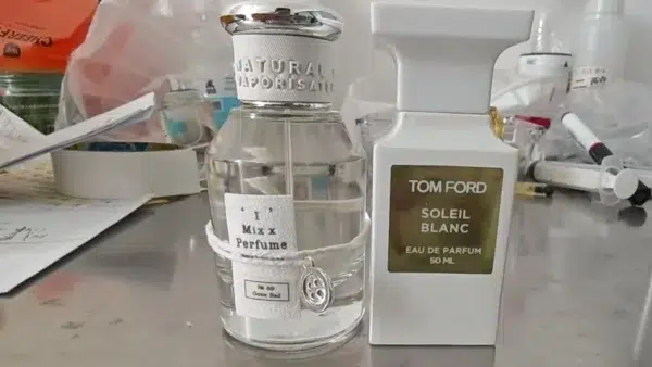 Comment Trouver le Meilleur Dupe Tom Ford Soleil Blanc : Révélations d'un Expert en Supply Chain 8 Comparaison visuelle entre le flacon de parfum de luxe Tom Ford Soleil Blanc et l'alternative de haute qualité IMIXX Perfume No. 20