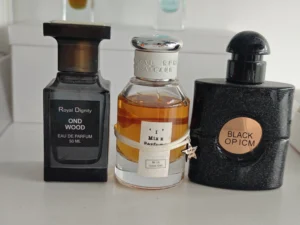 Comment Trouver le Meilleur Dupe Black Opium Over Red ? Le Guide de l'Expert en Laboratoire 2 Analyse olfactive et notes de cerise café : équivalent parfum YSL face à une formulation artisanale de haute qualité.