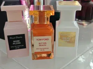 Trouver le Meilleur Dupe de Santal Blush Sans Compromis sur la Qualité (Guide Expert) 2 Flacons de parfums bois de santal : analyse des différences de concentration entre une fragrance de créateur et un dupe expert.