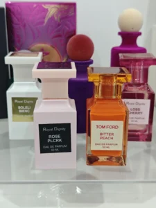 Flacon original de parfum pêche boisé à 350 euros, montrant le packaging de luxe qui justifie le prix de détail élevé.