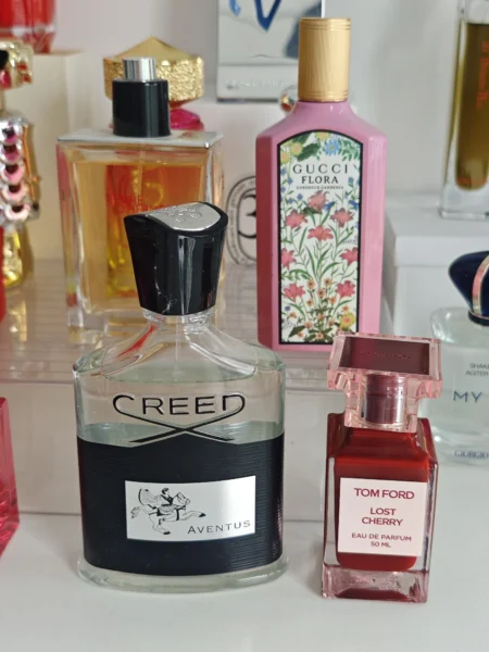 Comparaison des structures de coûts et de concentration olfactive entre un parfum de luxe traditionnel et un extrait de parfum direct-usine.