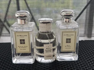 Test de tenue sur peau comparant un parfum de niche boisé marin original avec une alternative longue durée hautement concentrée sans surcoût marketing.