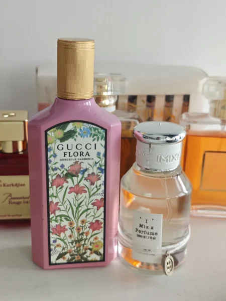 Comparaison entre un parfum de créateur de luxe floral et une alternative de qualité aux notes de gardénia et sucre roux