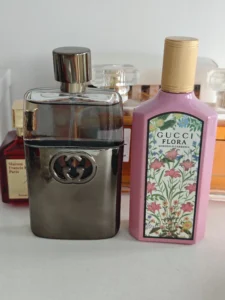Trouver le Meilleur Dupe Gucci Flora : Guide d'un Expert en Supply Chain pour une Tenue Longue Durée 2 Flacon de parfum longue durée à côté d'une fragrance de luxe pour illustrer la différence de concentration en huiles parfumées