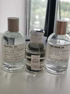 Différence de prix et analyse des ingrédients entre un parfum de niche onéreux et un dupe de haute qualité