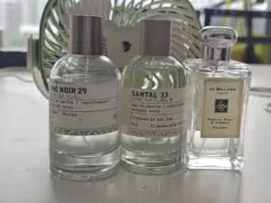 Trouver les meilleurs dupes de Le Labo Baie 19 : le guide ultime du parfum petrichor (odeur de pluie) 2 Flacons de parfums illustrant la différence entre le packaging d'une grande marque et une alternative abordable à l'odeur de pétrichor.