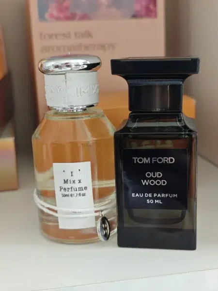 Comparaison de concentration et de prix entre le parfum de luxe original Tom Ford Oud Wood et l'alternative intense formulée en laboratoire