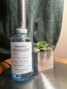 Comment Trouver le Meilleur Dupe Replica Sailing Day ? Décryptage d'Expert et Secrets de Formulation 2 Différence de packaging et de rapport qualité-prix entre un parfum aquatique de créateur et un dupe Replica Sailing Day optimisé pour une longue tenue.