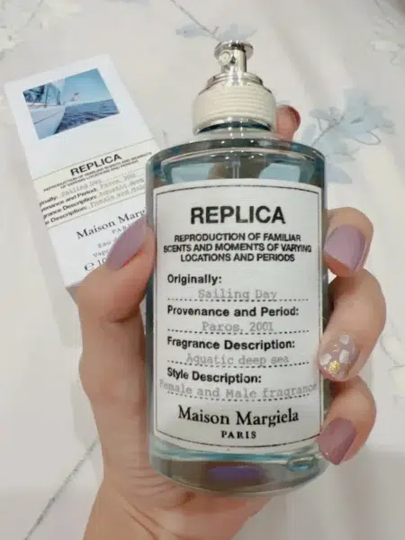Comparaison visuelle entre un parfum aquatique de créateur et une alternative directe usine en concentration extrait de parfum.