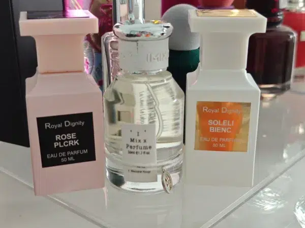 Comparaison visuelle entre le parfum de luxe Tom Ford Santal Blush et une alternative abordable de haute qualité.