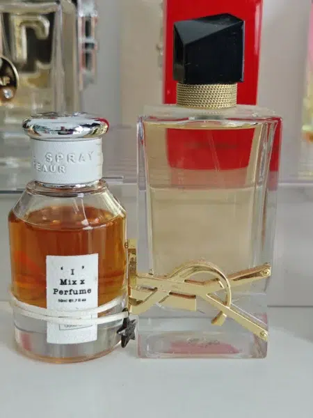 Comparatif visuel entre le flacon original YSL Libre et une alternative premium de haute concentration