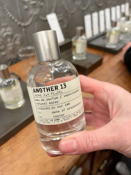 Choisir le meilleur dupe Another 13 ? Le Guide Ultime des Parfums de Peau par un Expert 10 Comparaison de la structure de coût entre un flacon de parfum de luxe traditionnel et une alternative moléculaire abordable en laboratoire.