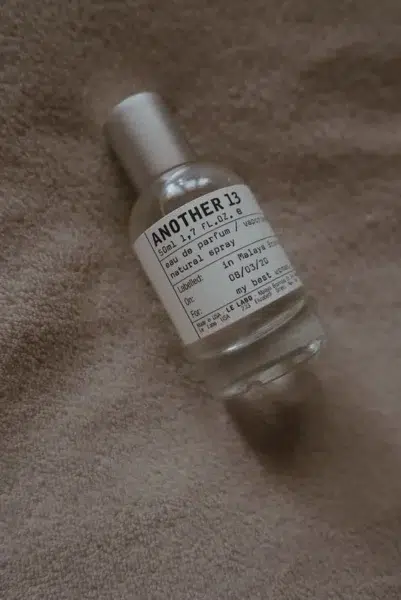 Comparaison de formulation et de packaging entre un parfum moléculaire de luxe type Another 13 et une alternative premium riche en Ambroxan.