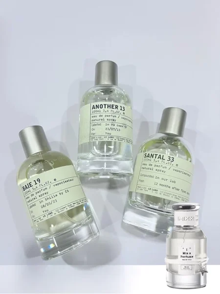 Comparaison visuelle entre un parfum de luxe classique et un équivalent dupe Baie 19 concentré en notes ozoniques et petrichor.