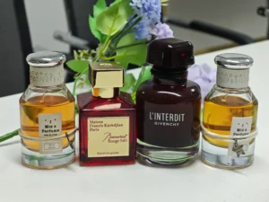 Comparaison visuelle entre un flacon de parfum de luxe et son équivalent haute parfumerie avec une tenue prolongée.