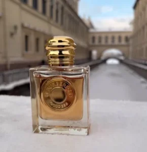 Flacon de parfum de créateur comparé à un dupe abordable pour illustrer la différence de coût du packaging et des ingrédients.