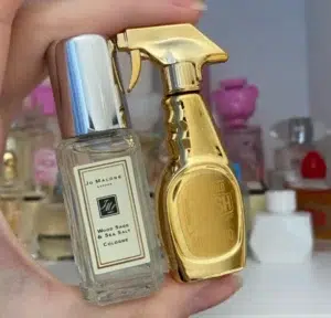 Flacons de parfums marins et boisés : le parfum de luxe original comparé à un dupe longue tenue aux notes de sel de mer et sauge.