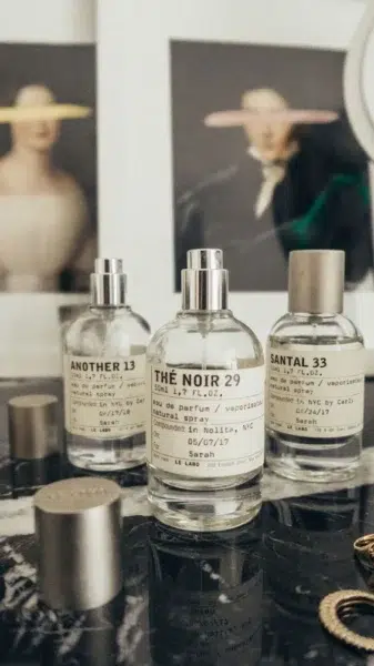 Comparaison olfactive et de prix : Le parfum de luxe original Le Labo Another 13 face à une alternative en Extrait de Parfum.