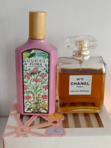 Test de tenue et de sillage : parfum inspiré de Gucci Flora Gorgeous Orchid à côté du flacon original