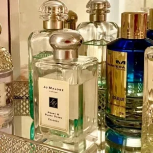 Flacon IMIXX No.52 avec des notes de pomme rouge et daim, une alternative abordable comparée au parfum de niche classique.
