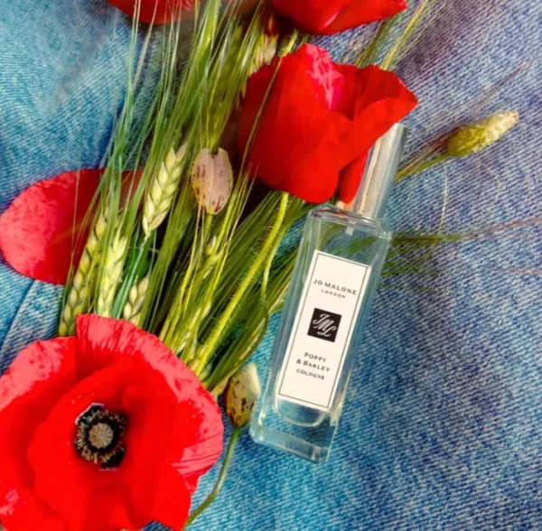 Comparatif visuel entre le flacon original Jo Malone Poppy and Barley et une alternative de parfum équivalent abordable.