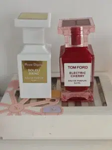 Analyse de l'industrie du parfum : le packaging coûteux d'une grande marque comparé à une alternative minimaliste optimisée pour la tenue sur peau.