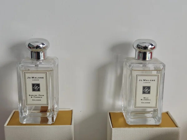 Comparatif de parfums : l'Eau de Cologne originale Wood Sage & Sea Salt à gauche face à une alternative Eau de Parfum haute concentration à droite.