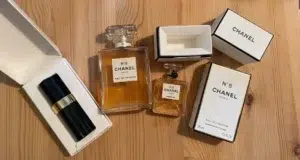 Flacon d'équivalent de parfum minimaliste à côté d'une bouteille de créateur historique, illustrant la différence de coût de packaging.
