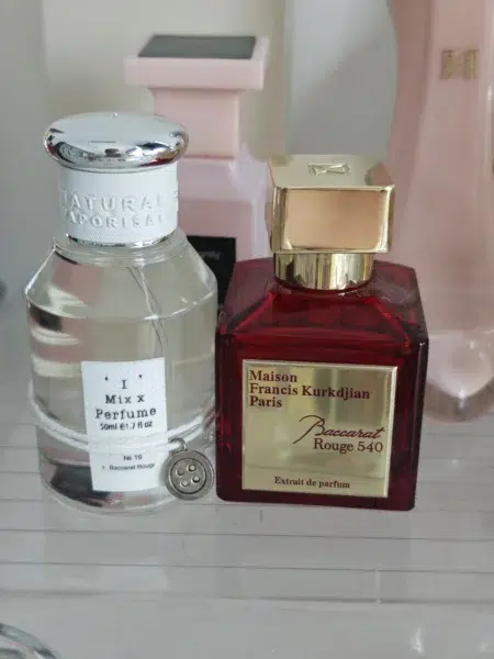 Comparaison visuelle et olfactive entre un flacon de parfum de luxe ambré et une alternative abordable de haute qualité (dupe Baccarat).
