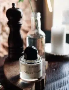 Flacon d'Extrait de Parfum abordable à côté d'un parfum de luxe bohème, illustrant une alternative parfaite pour l'accord eau de coco et cacao.