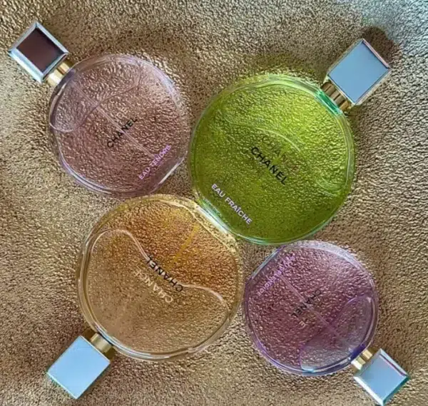 Comparaison des flacons et de la couleur du jus entre le parfum de créateur floral fruité et une alternative haut de gamme abordable