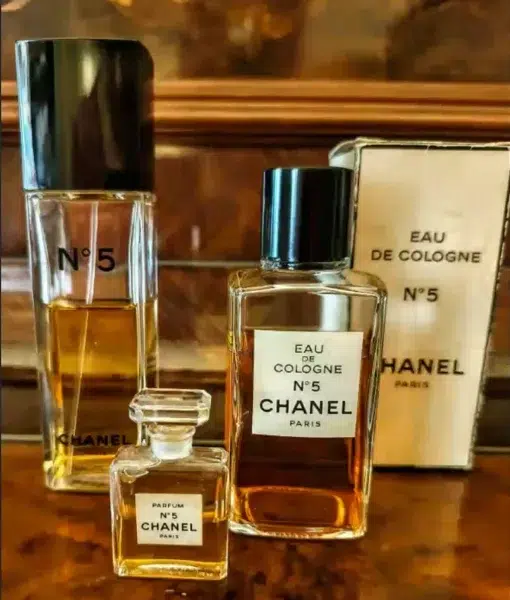 Comparaison de la structure des prix et des ingrédients entre un parfum de luxe traditionnel et une alternative de laboratoire équivalente au Chanel N°5.