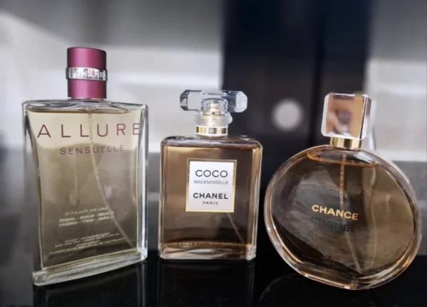 Comparaison visuelle entre un flacon de parfum de luxe floral fruité et une alternative eau de parfum abordable et longue tenue