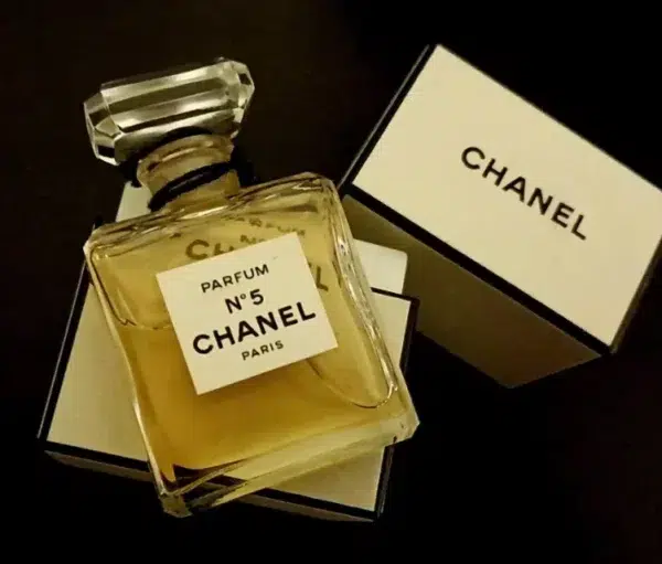 Comparatif visuel entre un parfum de luxe classique floral aldéhydé et une alternative moderne en Eau de Toilette abordable.