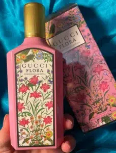 Test comparatif d'un dupe au jasmin sambac face au flacon original de créateur en laboratoire