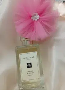 Analyse comparative du liquide parfumé : la différence de concentration entre l'original Jo Malone Orange Blossom et une alternative longue tenue.