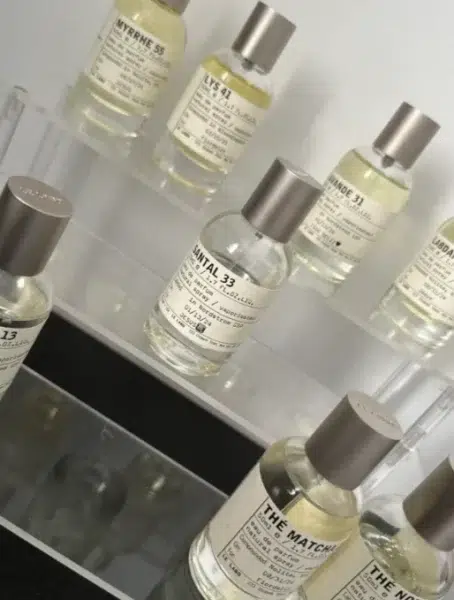 Comparaison visuelle entre le flacon de parfum de luxe Le Labo Santal 33 et une alternative premium en extrait de parfum
