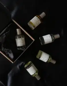 Différence de packaging et de concentration entre un parfum de niche boisé et un dupe de haute qualité longue tenue